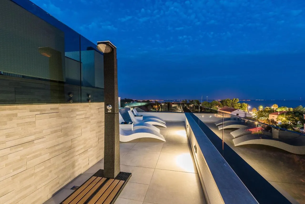 Grandpalazzo With Rooftop Swimming Pool 비르