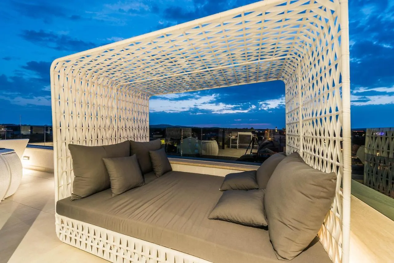 アパート Grandpalazzo With Rooftop Swimming Pool ヴィル