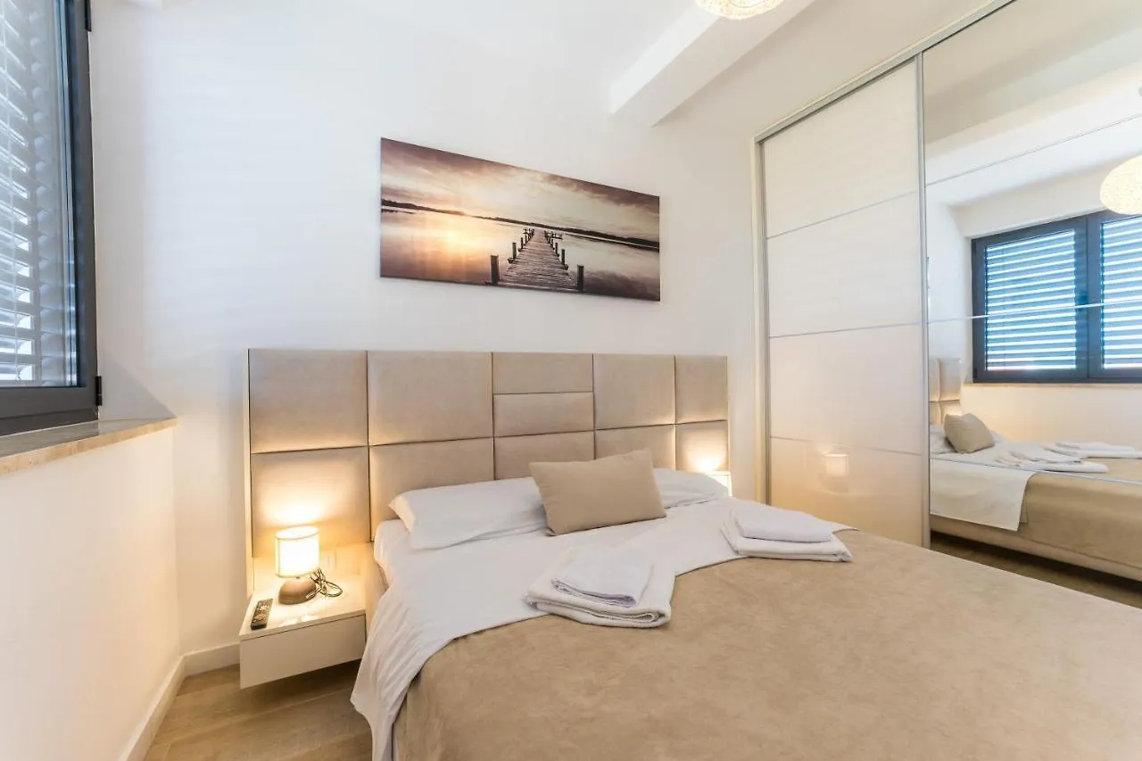 Grandpalazzo Apartments Vir