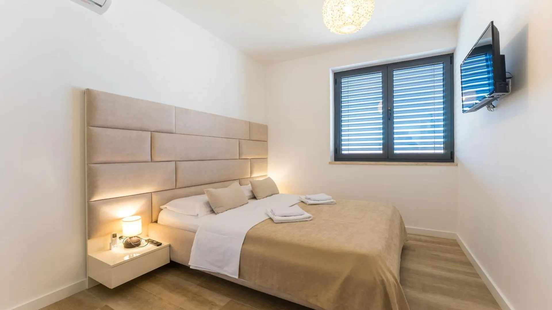 Apartment Grandpalazzo With Rooftop Swimming Pool Vir Croatia