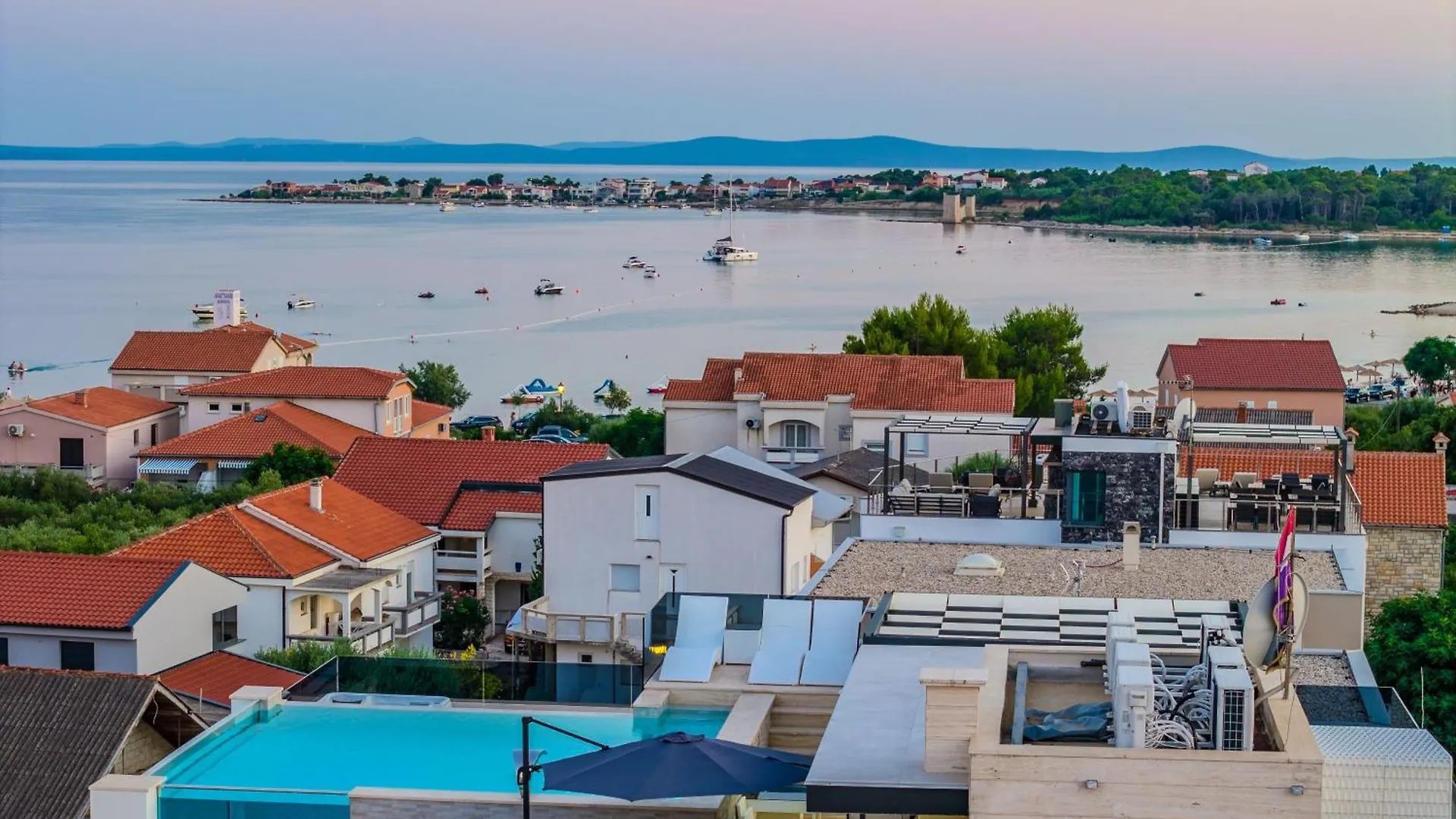 Grandpalazzo With Rooftop Swimming Pool Vir 0*,