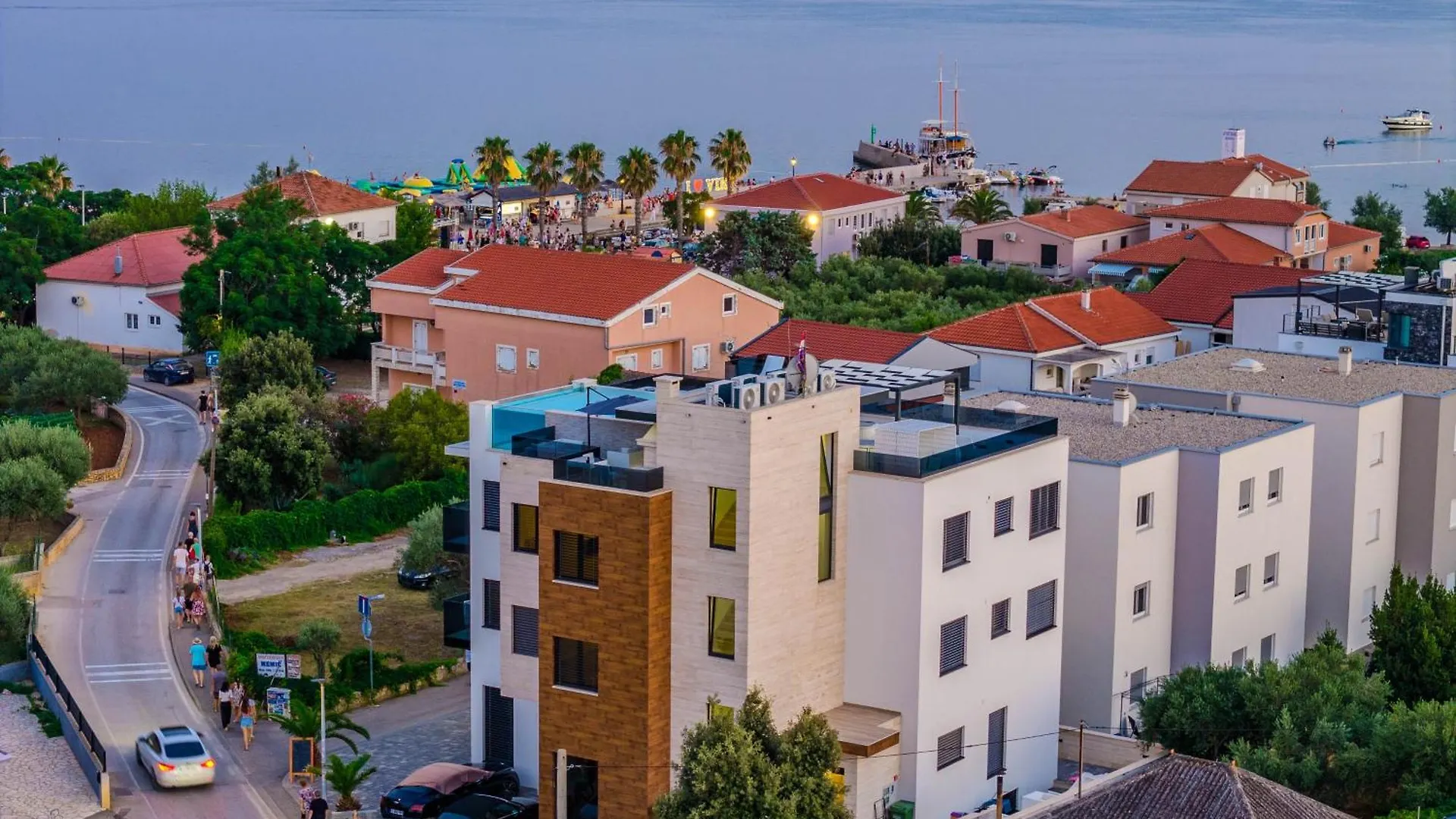 Grandpalazzo With Rooftop Swimming Pool Vir Apartment