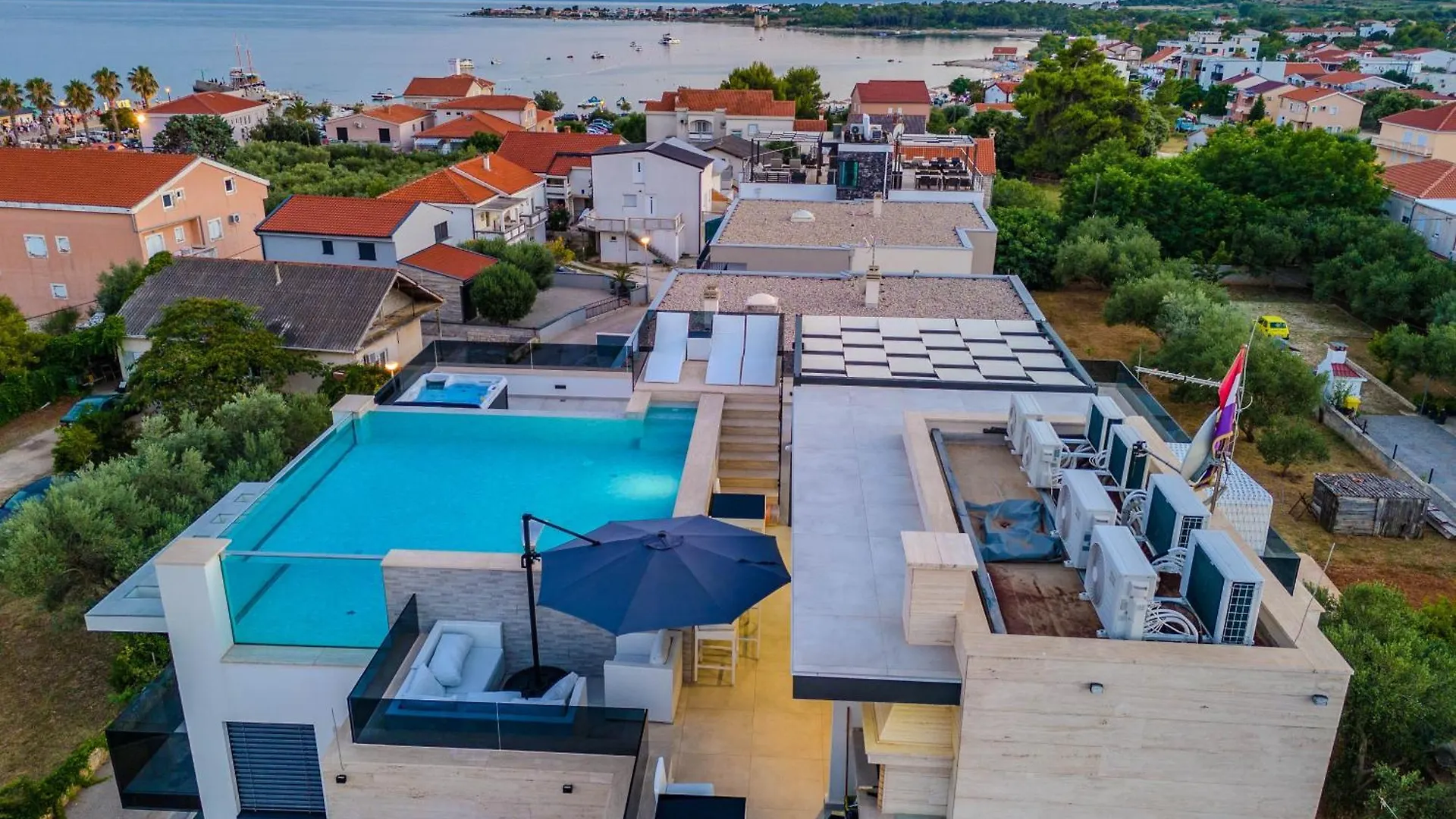 Grandpalazzo With Rooftop Swimming Pool Vir