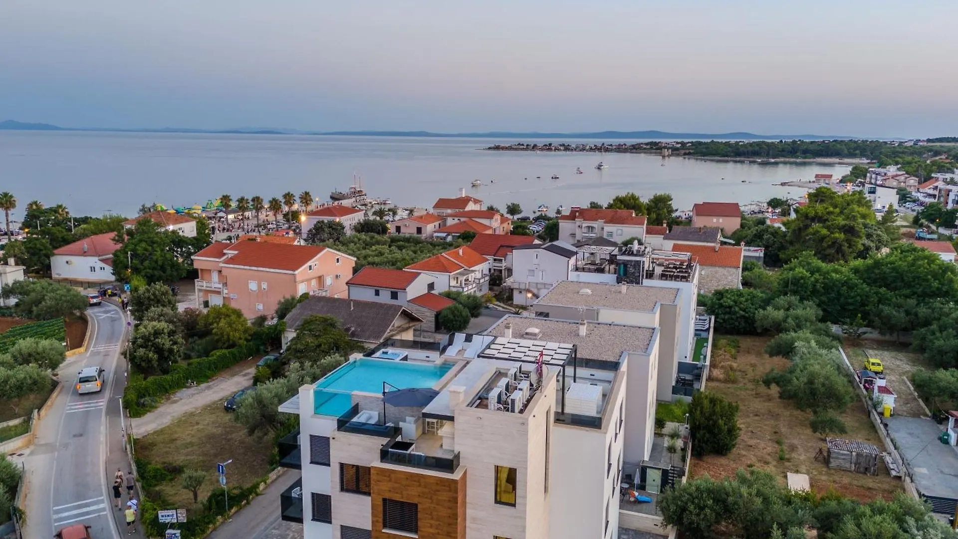 Grandpalazzo With Rooftop Swimming Pool Vir Apartment