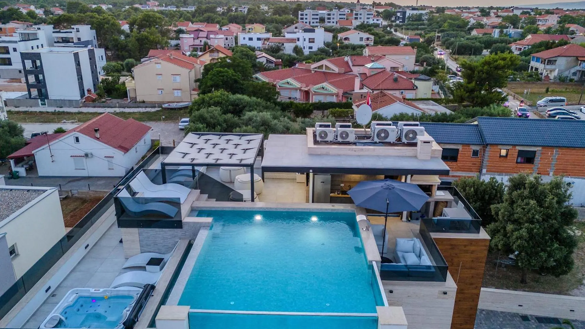 Grandpalazzo With Rooftop Swimming Pool Vir