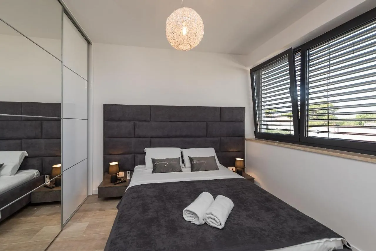 Grandpalazzo Apartments Vir 0*,